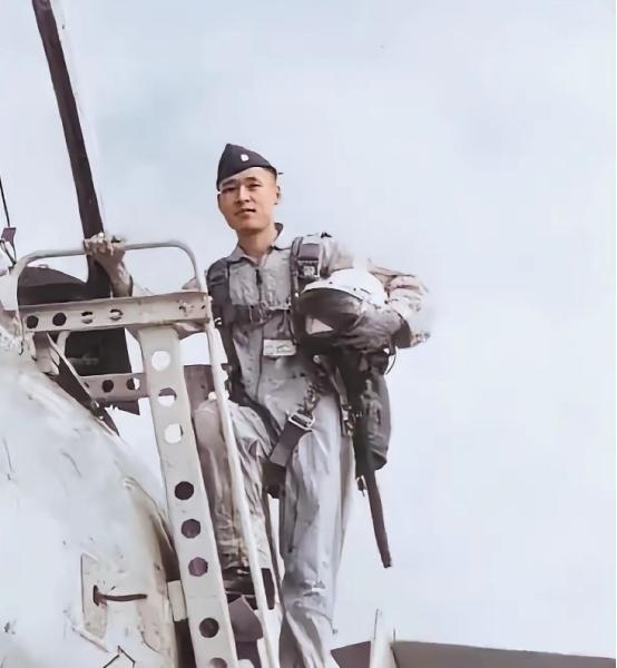 台湾空军飞行员谢翔鹤，1964年被解放军俘虏，拒不投降，只为能重回台湾效力国民党