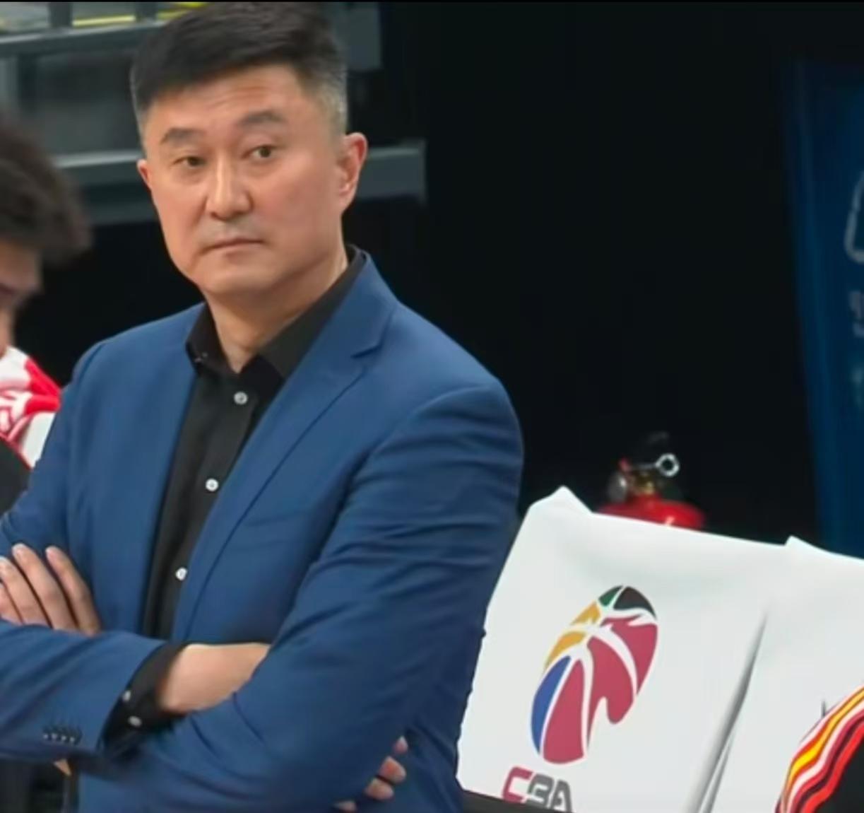 CBA名帅杜峰终究要为他的高傲买单！老杜这两个赛季，一门心思要在广东打造极致现代