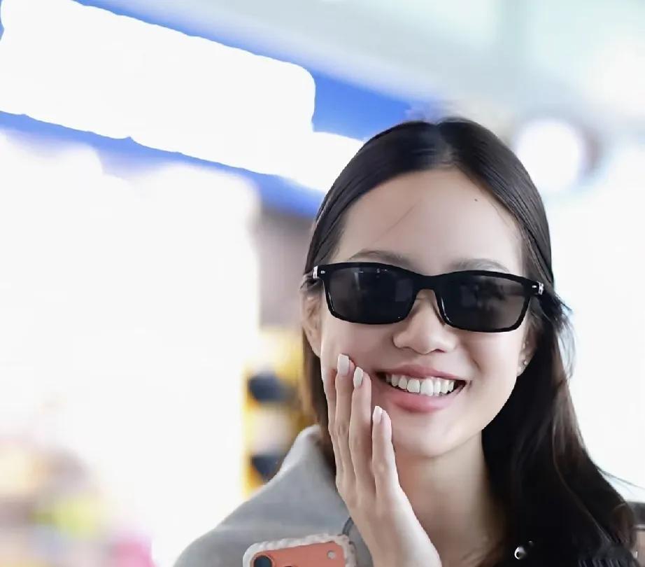 钟丽缇的二女儿Jaden独自现身北京机场，准备去波士顿读大学，她脸长得好宽，背影