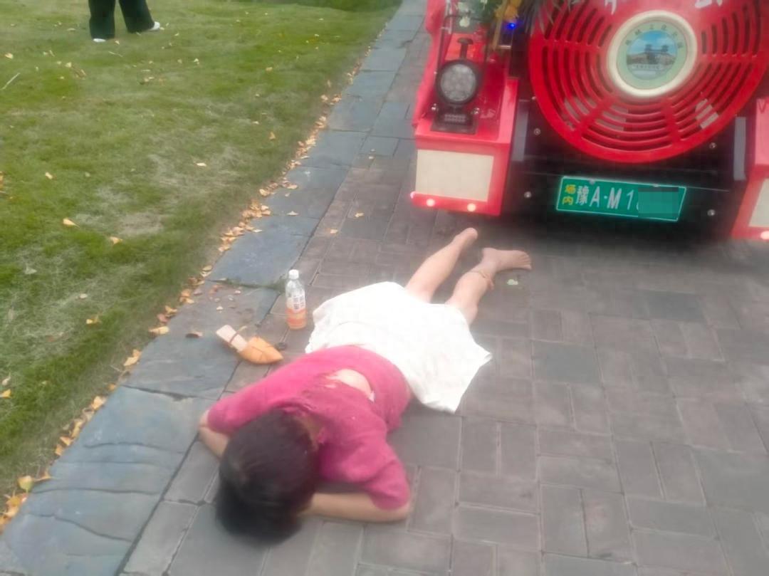 “太揪心了！”河南郑州，女子和丈夫到公园散步，她靠着绿化带在步道上正常行走，身