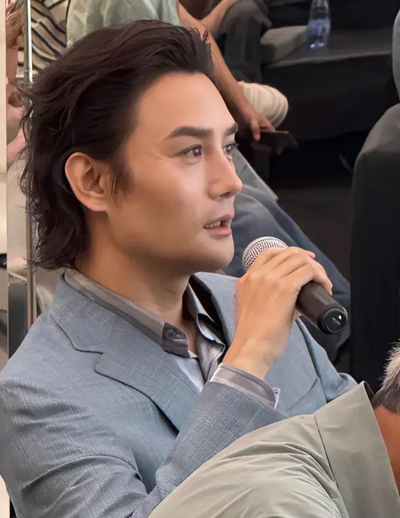 电视上看着一般般，真人巨帅啊。