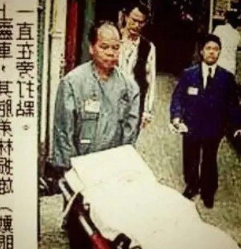 1997年，香港，林正英的遗体被一名护工推着，准备送往太平间，也许我们很多人可能