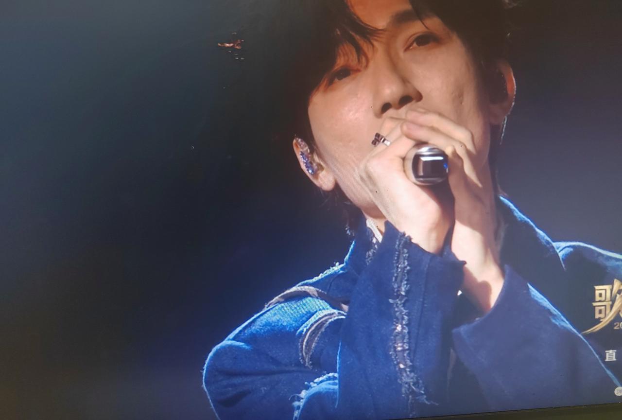 听陈楚生的《凡人诀》唱完，可以说是气氛、沉稳有余，韵味、意境严重不足。乍看很炸