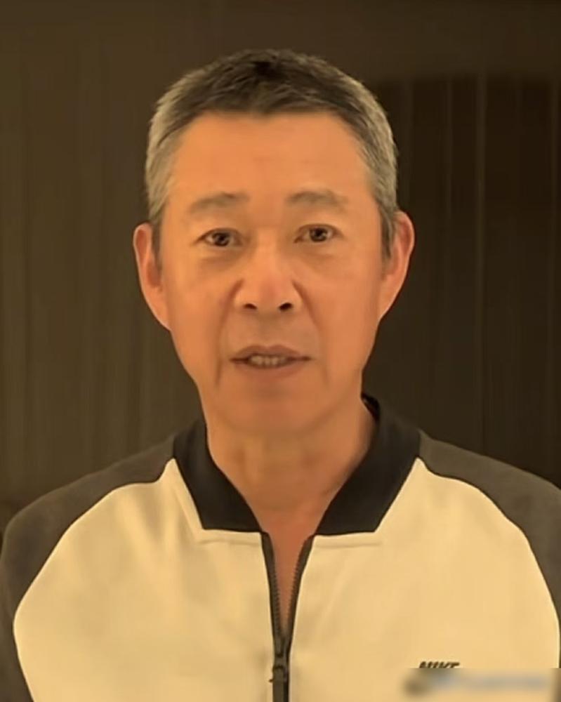 别再吹张丰毅的“一身正气”了。我告诉你，那根本不是风骨，那是他在流量时代，唯一剩