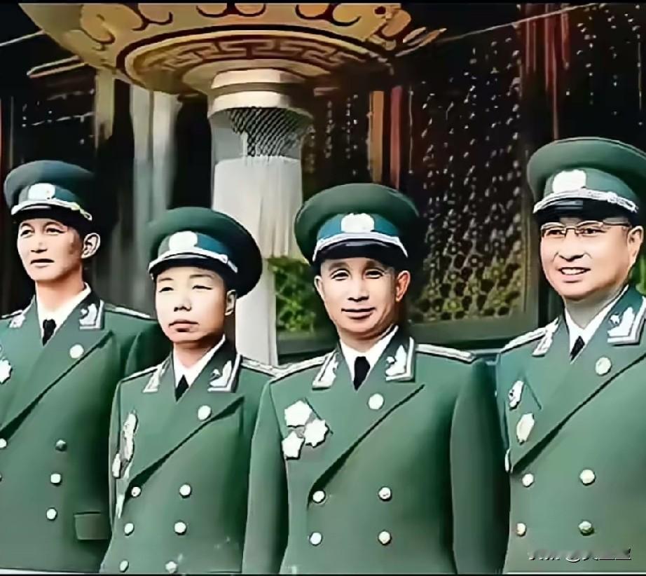 1955年授衔大典落下帷幕，这张珍贵合影记录下四位名将身着新式礼服的风采。左