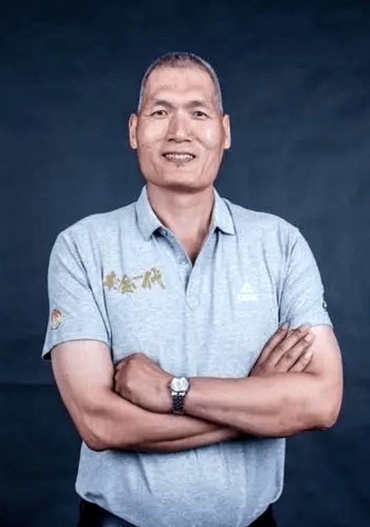 近期纪敏尚儿子纪祥大婚的消息刷屏篮坛，一众圈内人士到场祝贺。人家纪敏尚常年守在