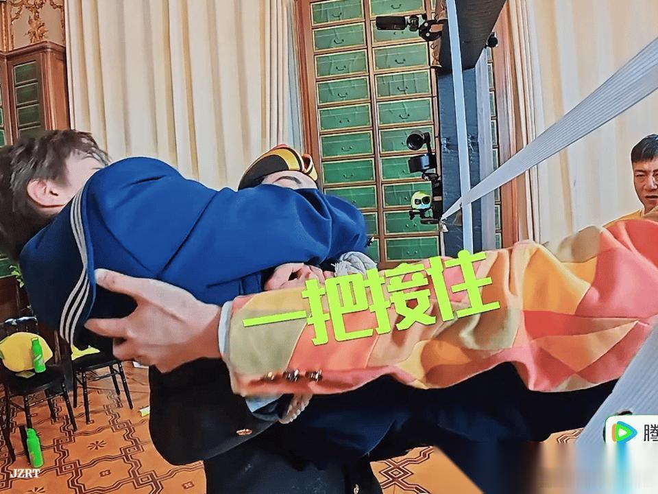 刘宇宁这两副面孔，扯下了多少男星的遮羞布？《地球超新鲜2》里，他抱王玉雯，是