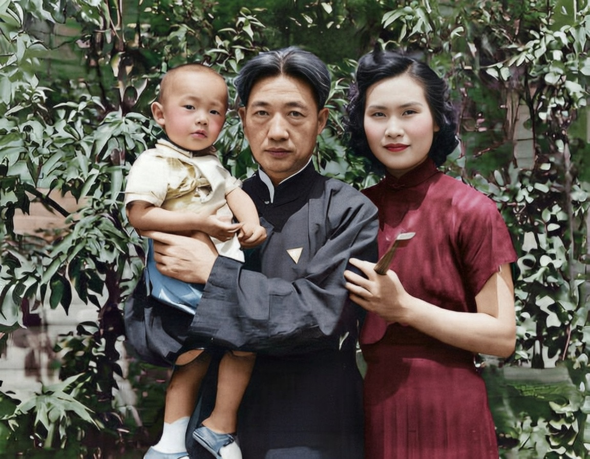 这张照片是中国现代美术教育奠基者徐悲鸿与第二任妻子廖静文以及他们的儿子徐庆平的合