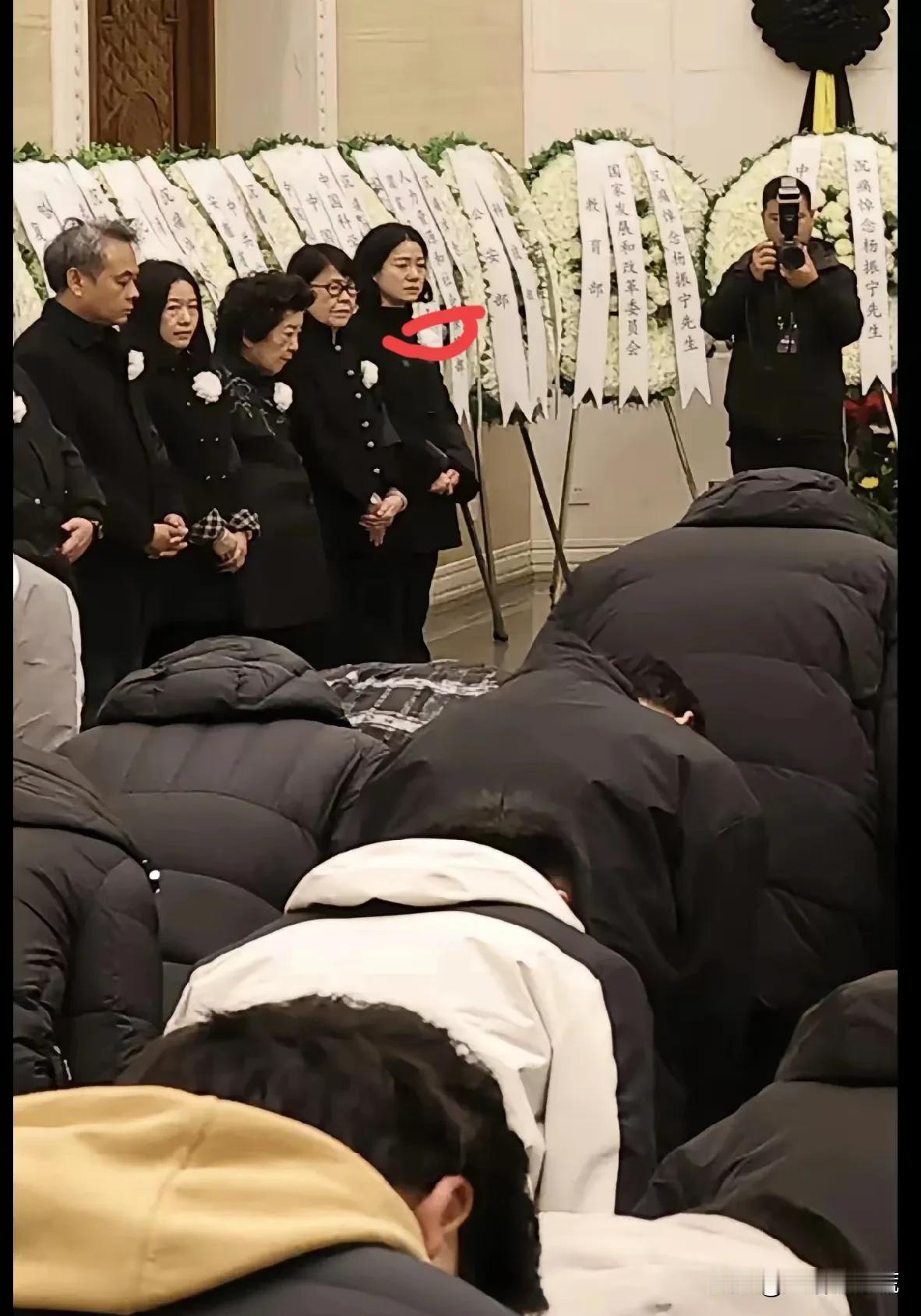 在杨先生的送别仪式上,让人感动的,不是场面有多大,也不是来了多少重要人物,而
