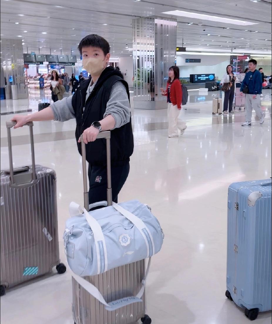 刷到莎莎飞往新加坡的机场图，心都要化了～一手一个大行李箱，浅蓝色的单肩包稳稳地