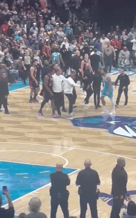 斯图尔特！！！这才是真兄弟，有事真上啊！今天黄蜂和活塞的多人斗殴相信已经告一