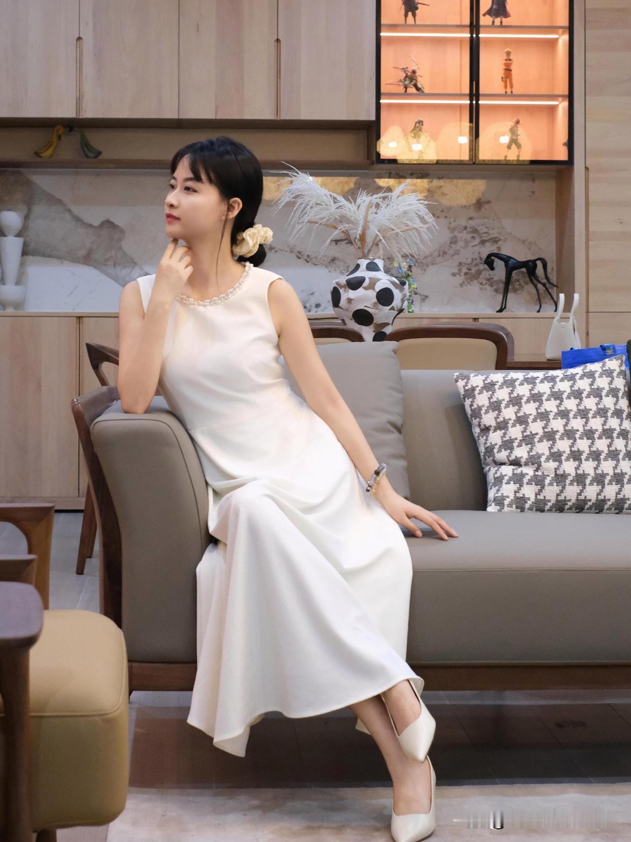 什么样的穿搭可以成为气质女神?优雅的白色长裙与复古陶罐的完美搭配，尽显东方古典