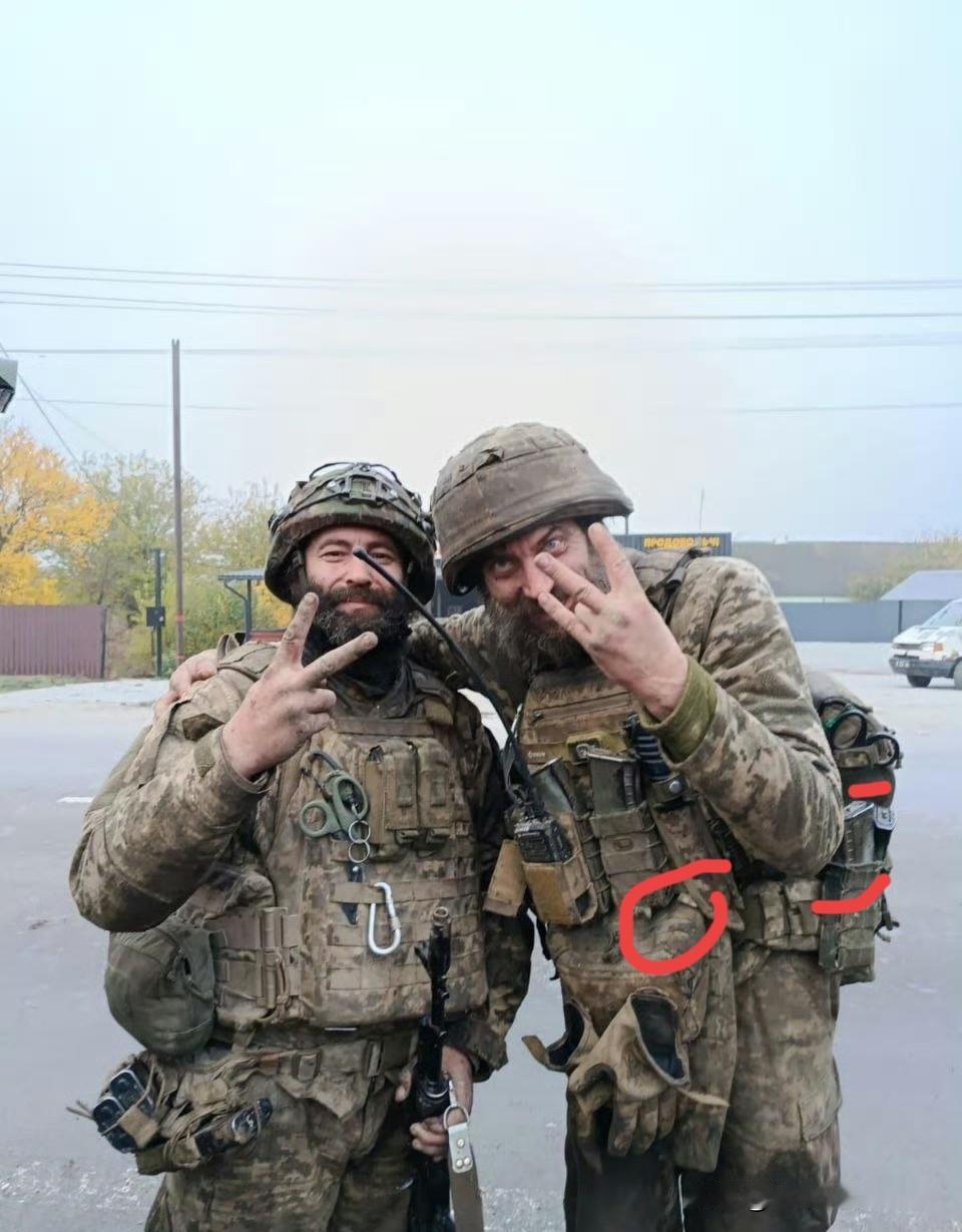 英雄！下图是乌克兰战场上的两个士兵，虽然看上去胡子拉碴的，年龄也不小了，手上和