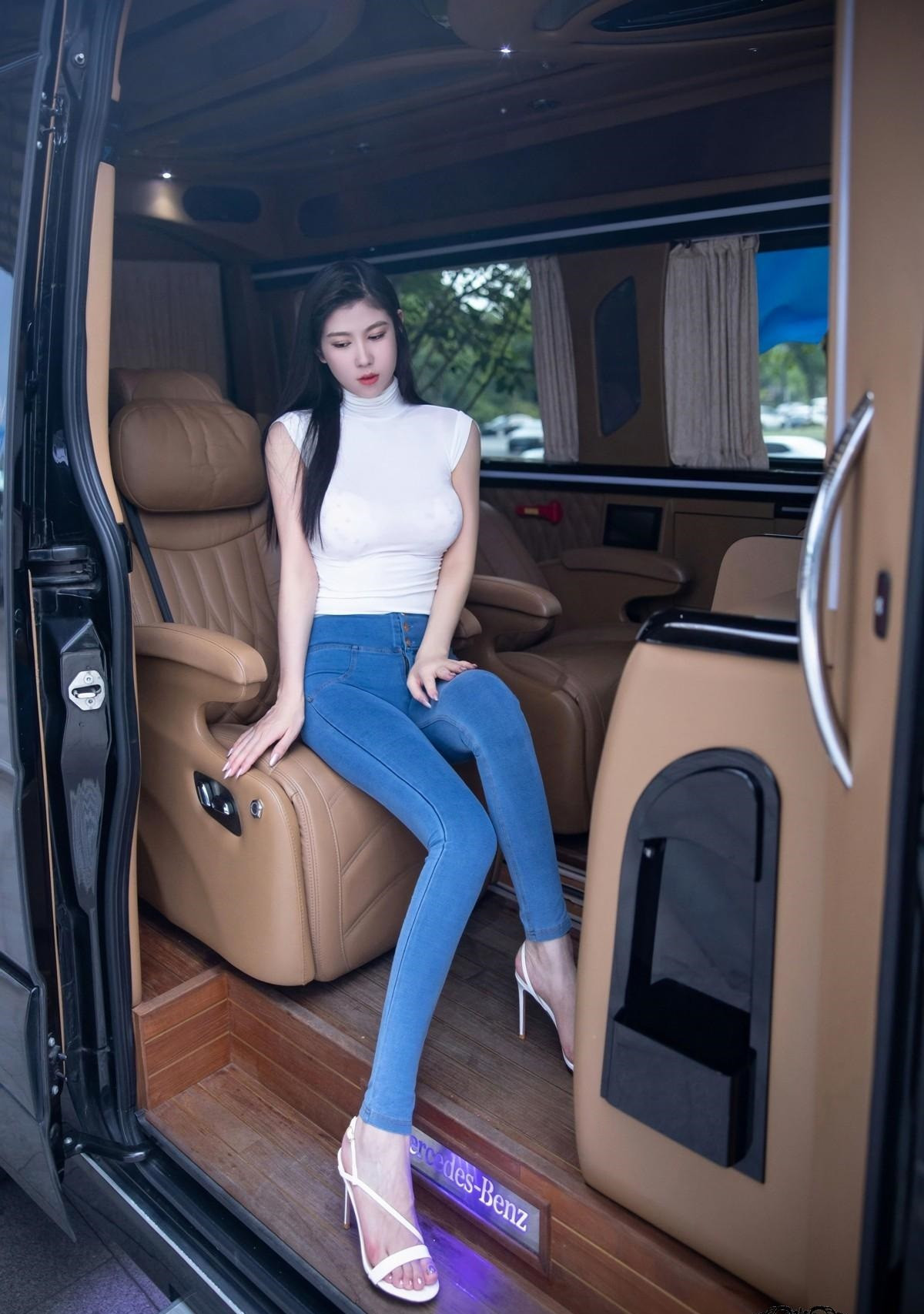 紧身的牛仔裤上身搭配一件白色的无袖小衫，带给你满满的利落感