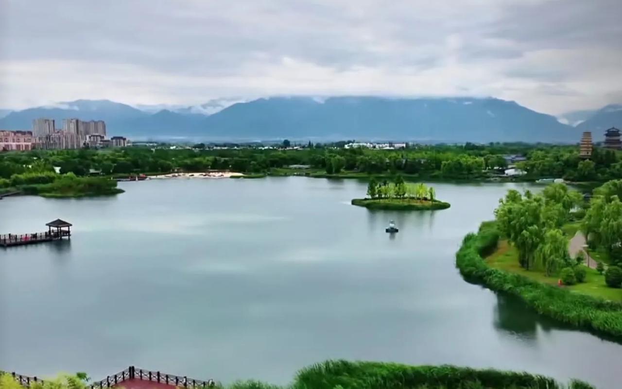 细雨下西安渼陂湖