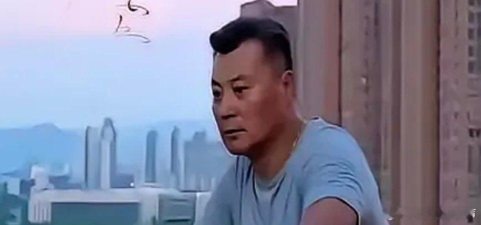 《淬火年代》里的柳石堂，把钱的账本算得比谁都清。对亲儿子亲孙子，他是散财的豪爽；