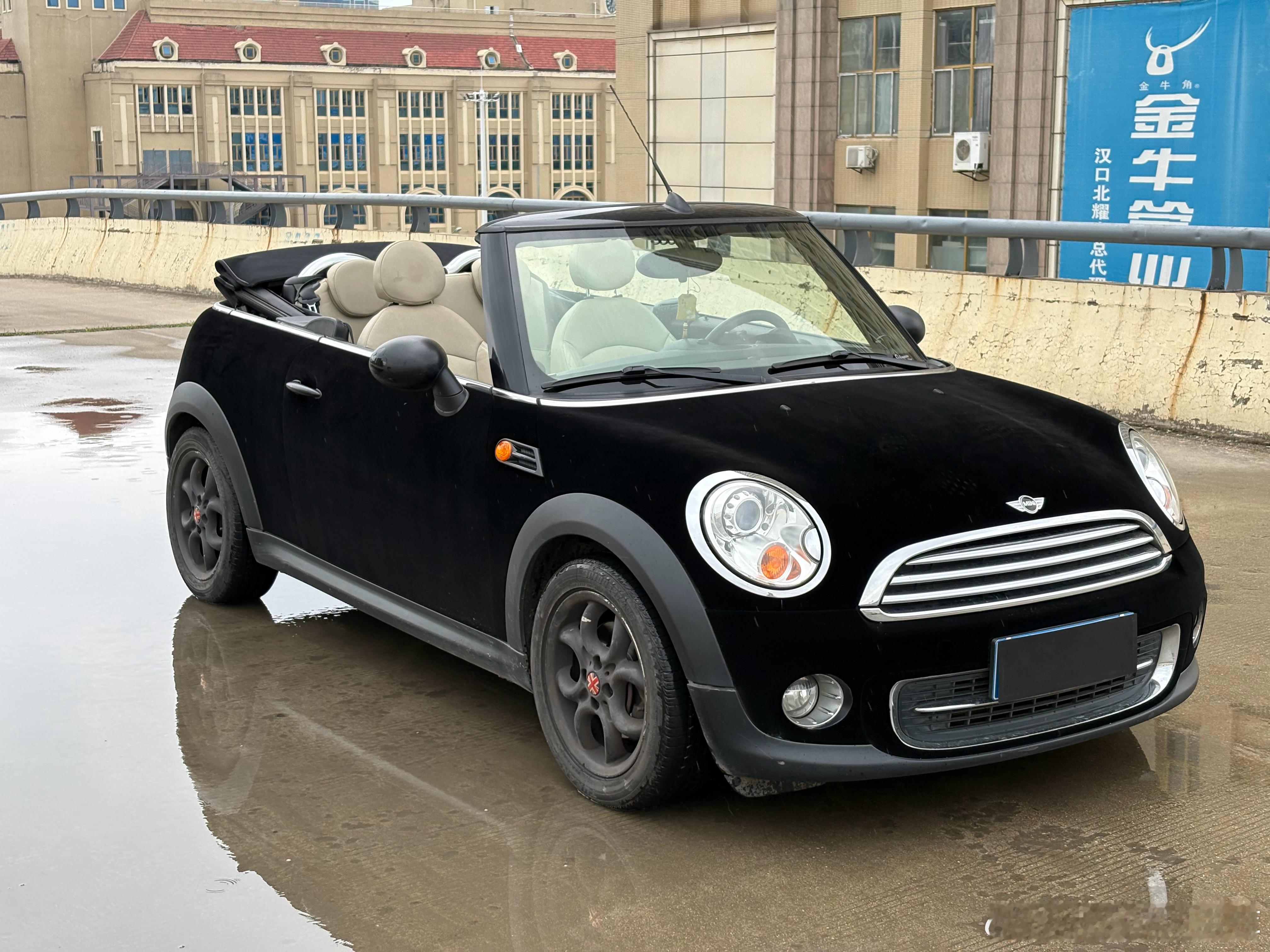 网络上真是什么都能找到我们这台五彩斑斓黑的敞篷mini竟然有人翻出来十一年前街拍
