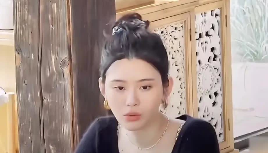 奚梦瑶在节目里跟嘉宾吐槽何猷君：“我老公是真啥也不会！问他会做饭不？奚梦瑶：不会