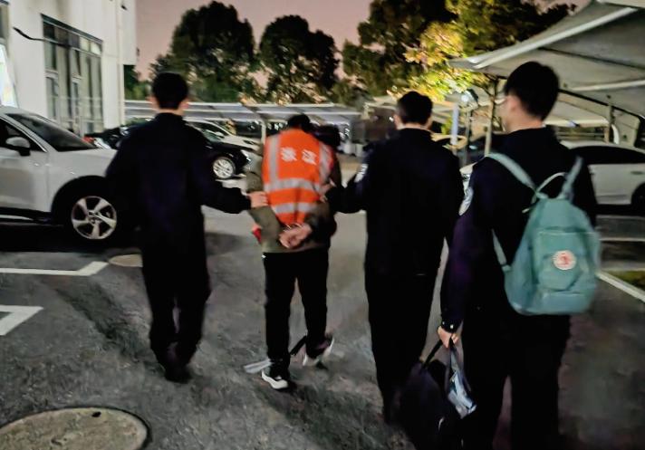 重大间谍浮出水面，我国损失高等机密文件多达200多份。国家保密局爆出副教授周某泄