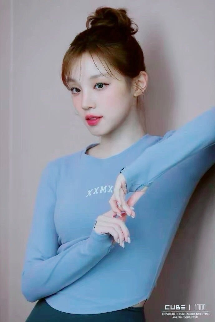 宋雨琦的曼妙身姿，完美诠释了性感与健康的融合。她肤色白皙，曲线玲珑，身着紧身连衣