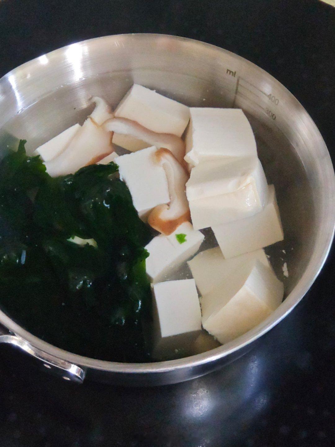 一人食:味噌汤，芦笋炒肉丝，蚝油生菜，燕麦米饭，冷泡红茶。