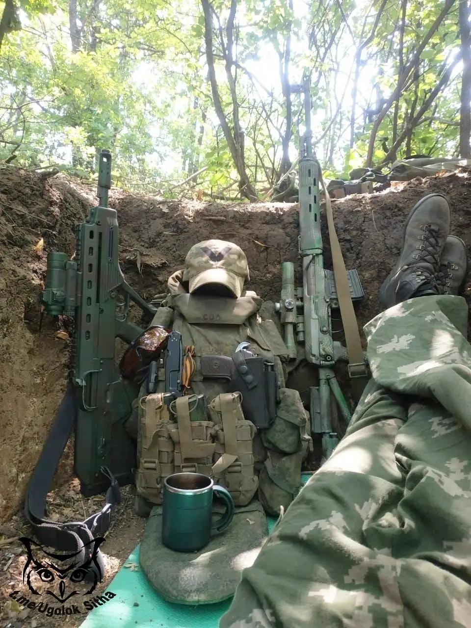 战壕里的乌克兰士兵装备婴儿突击步枪svd精确射手步枪马卡洛夫手枪