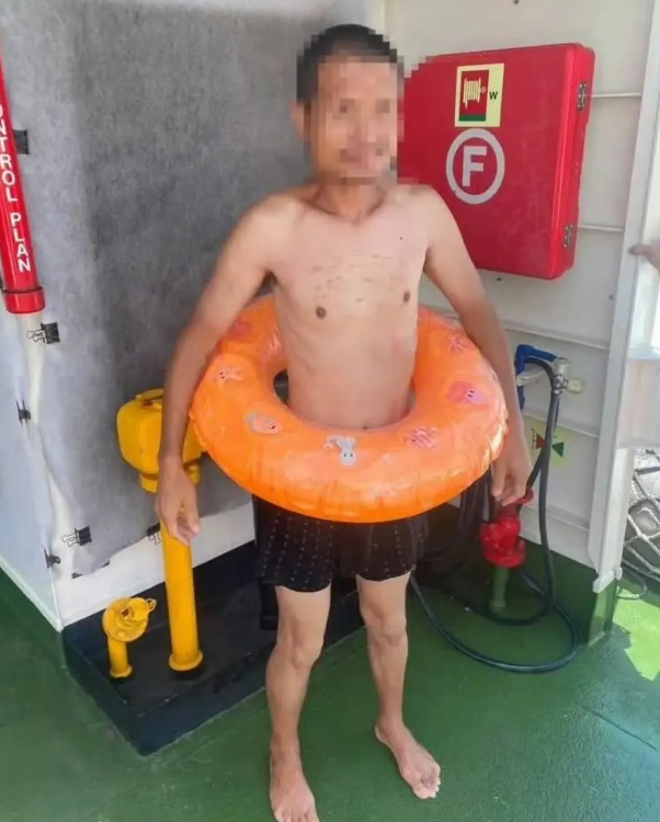 大陆民众游泳前往金门大胆岛，被台湾海巡署抓住后面露微笑！5月23号，台岛海巡