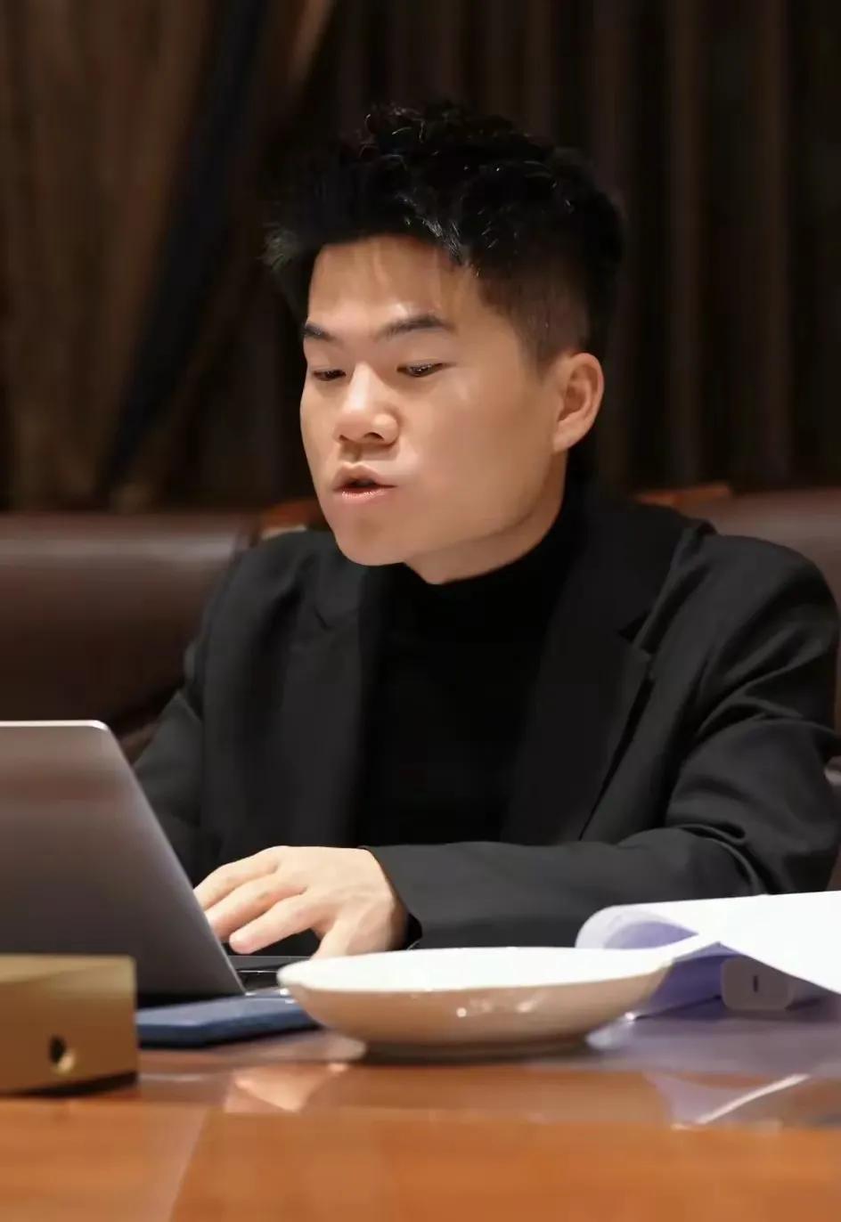 现在看董宇辉才明白，真正的强大根本不是咋咋呼呼，而是你急得跳脚他还能稳坐钓鱼台。