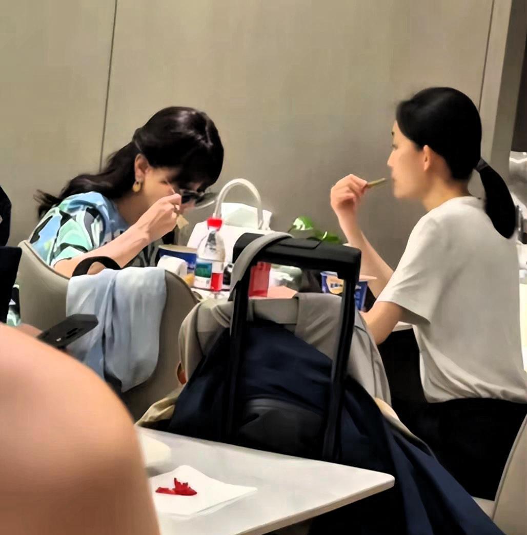 赵雅芝在机场吃泡面都能吃出优雅感，不愧是永远的白娘子！喝矿泉水用吸管这个细节太绝
