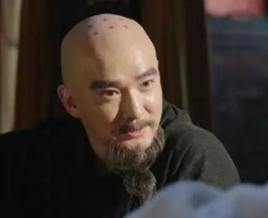 明初开国后的朝堂，不像庆功宴，更像一台反复碾人的机器。李善长位居开国文臣之首，洪