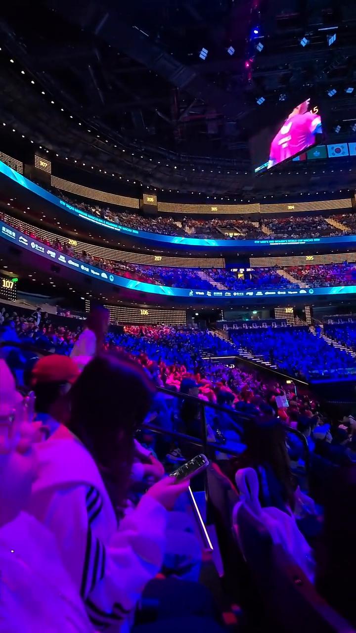 莎莎的白天场上座率。准备到莎莎了，看看这位置，全部都坐满了。再看看这边，今天是