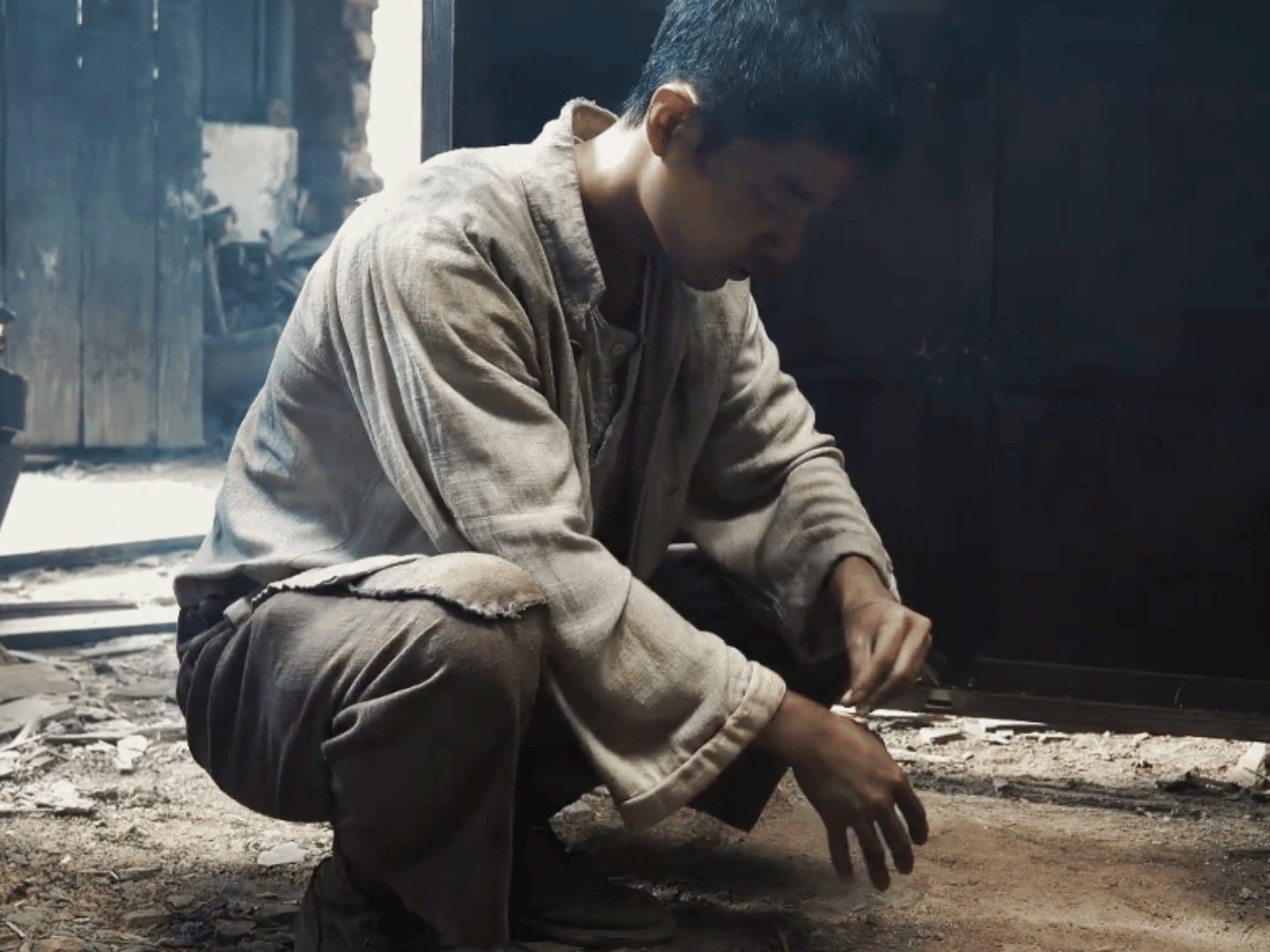 笑死我了肖战给自己补妆的时候就这样直接用地上的土啊啊啊已经很熟练了