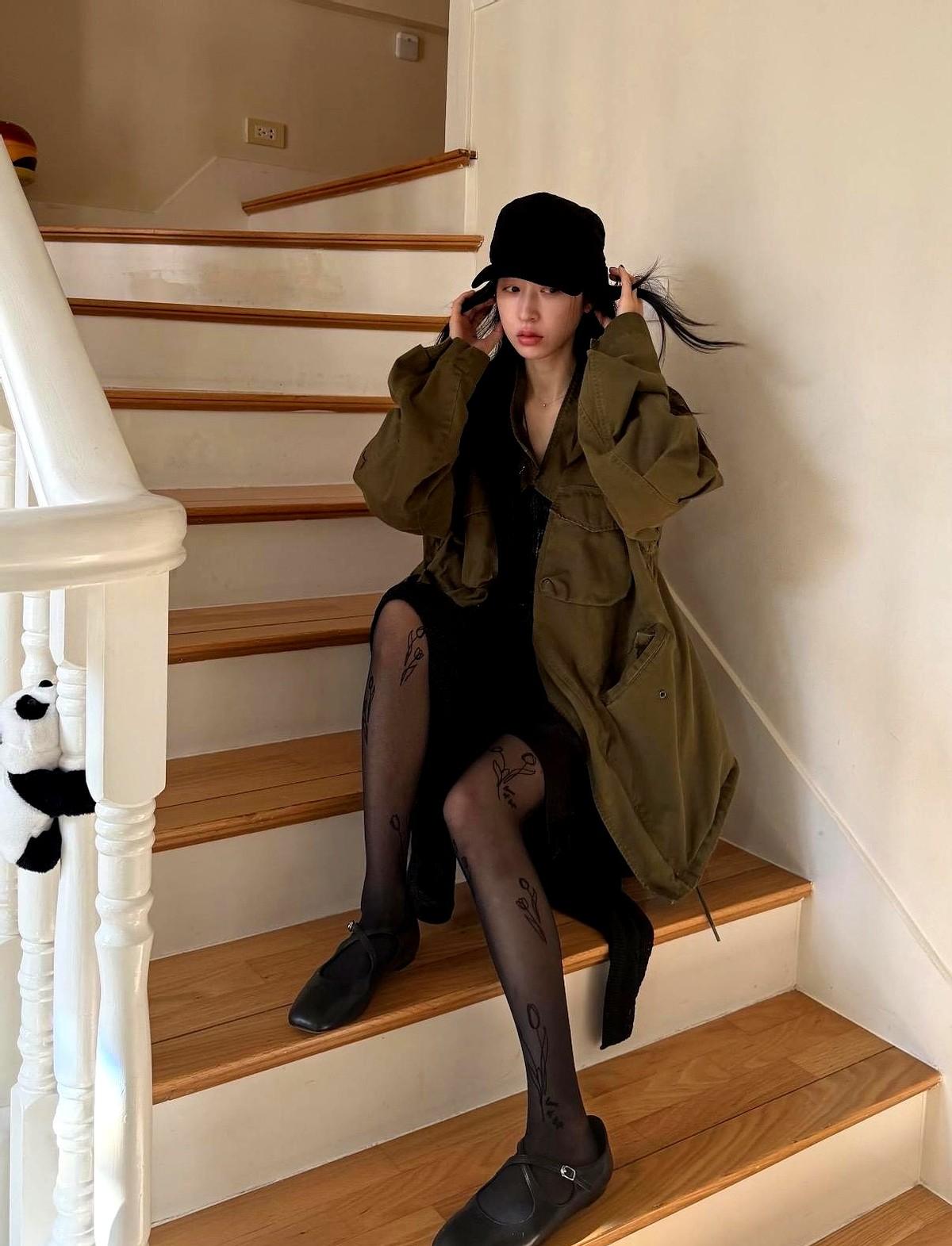 还得是周雨彤，把工装外套穿出了新感觉！内娱女星里，她的私服真是一股清流。最近