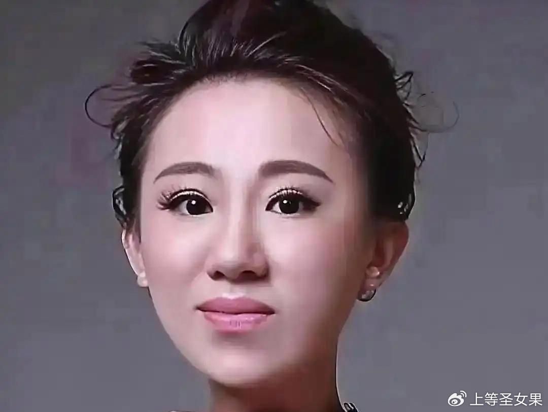 丫蛋本名叫吕品，今年36岁，结过婚还生了仨孩子。她头一任老公是王金龙，两人09年