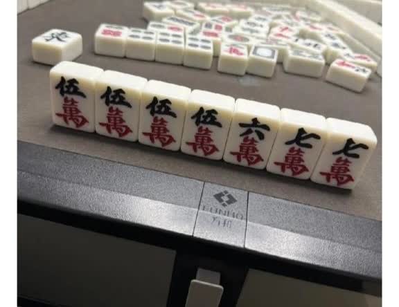 今天打麻将，抓完牌我人都傻了，手里四张伍萬，还有张六萬、两张七萬，这牌看着跟闹着