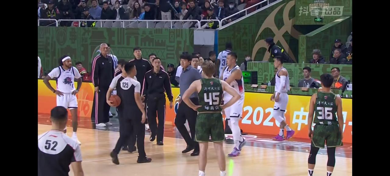 这一波站邱彪指导这赛季山东高速成绩不理想，场面也不理想，很多高速球迷喊出了主教