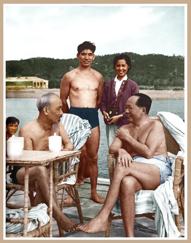 1960年8月，毛主席与越南胡志明主席在北戴河浴场交谈。摄影师侯波、警卫孙勇赶紧