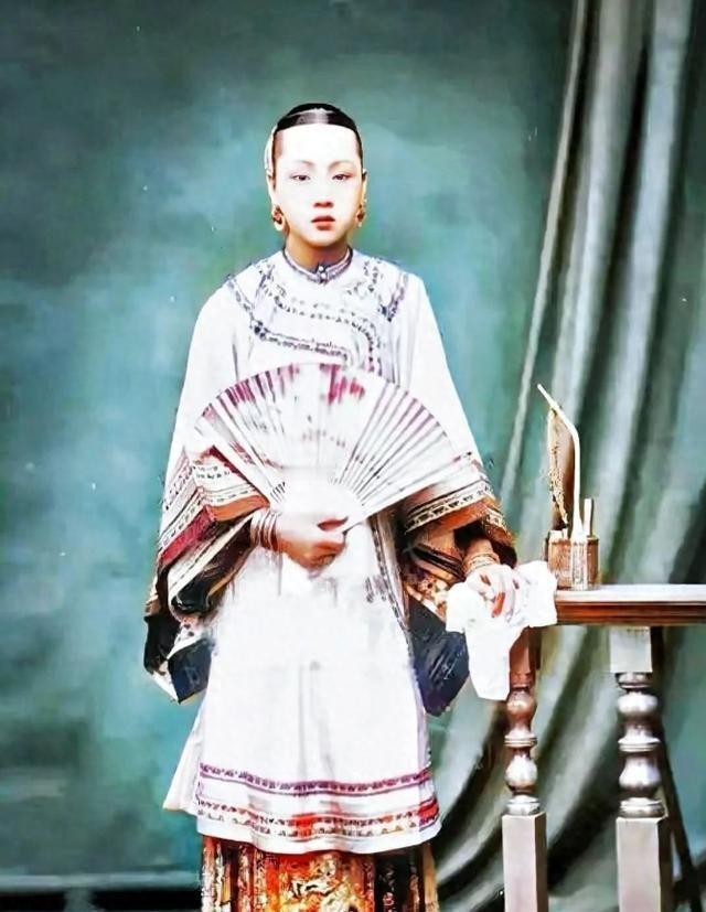 1864年，李鸿章小妾冬梅留影，她16岁，美艳动人，不输现在女明星话说李鸿章这