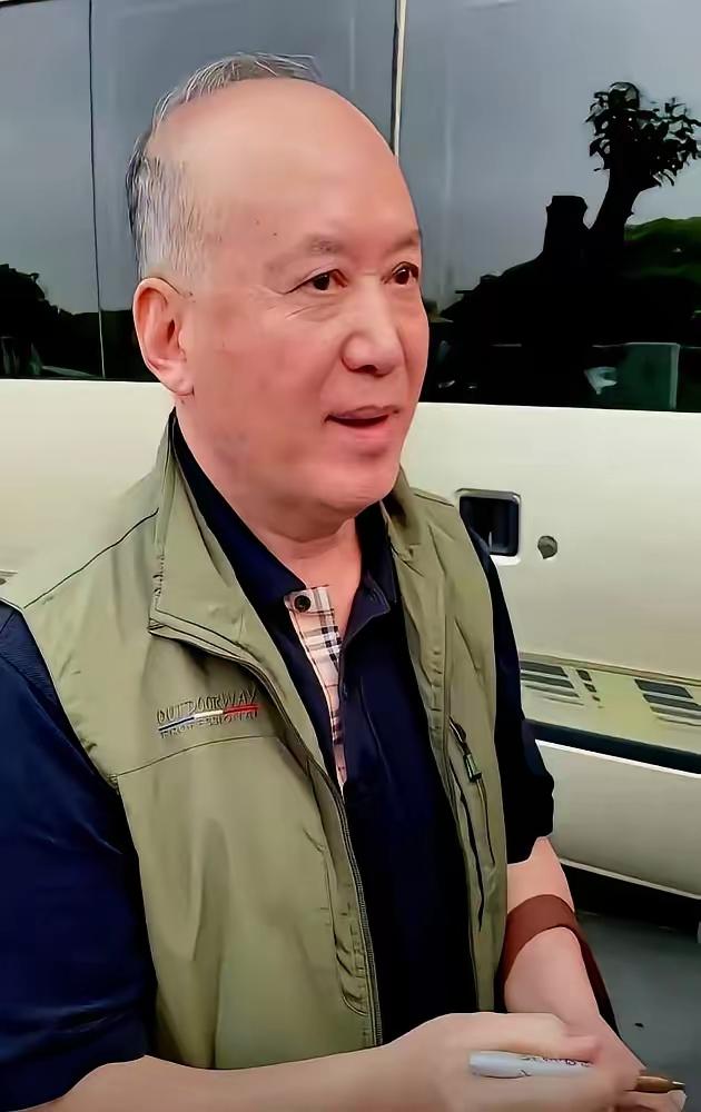 72岁的老艺术家郭达，最近在西安街头被网友偶遇，身边没保镖没助理，头发全白，正为