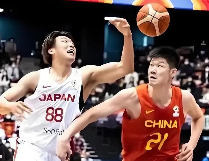 中国男篮77比97输给了日本后，最刺眼的不是20分差距，而是日本教练席上那个身高