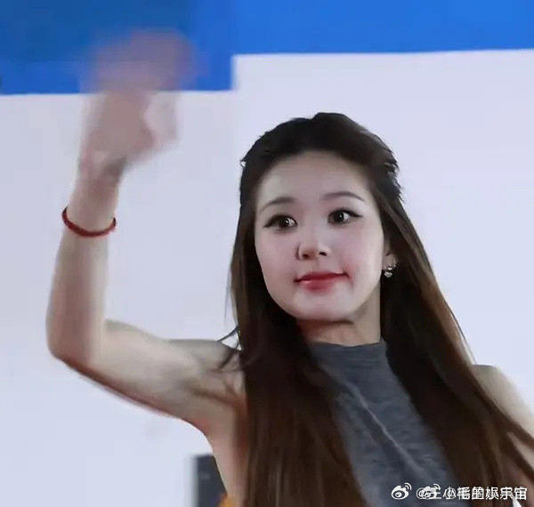 感觉赵露思的脸怎么又变圆了？状态变化还挺明显的。