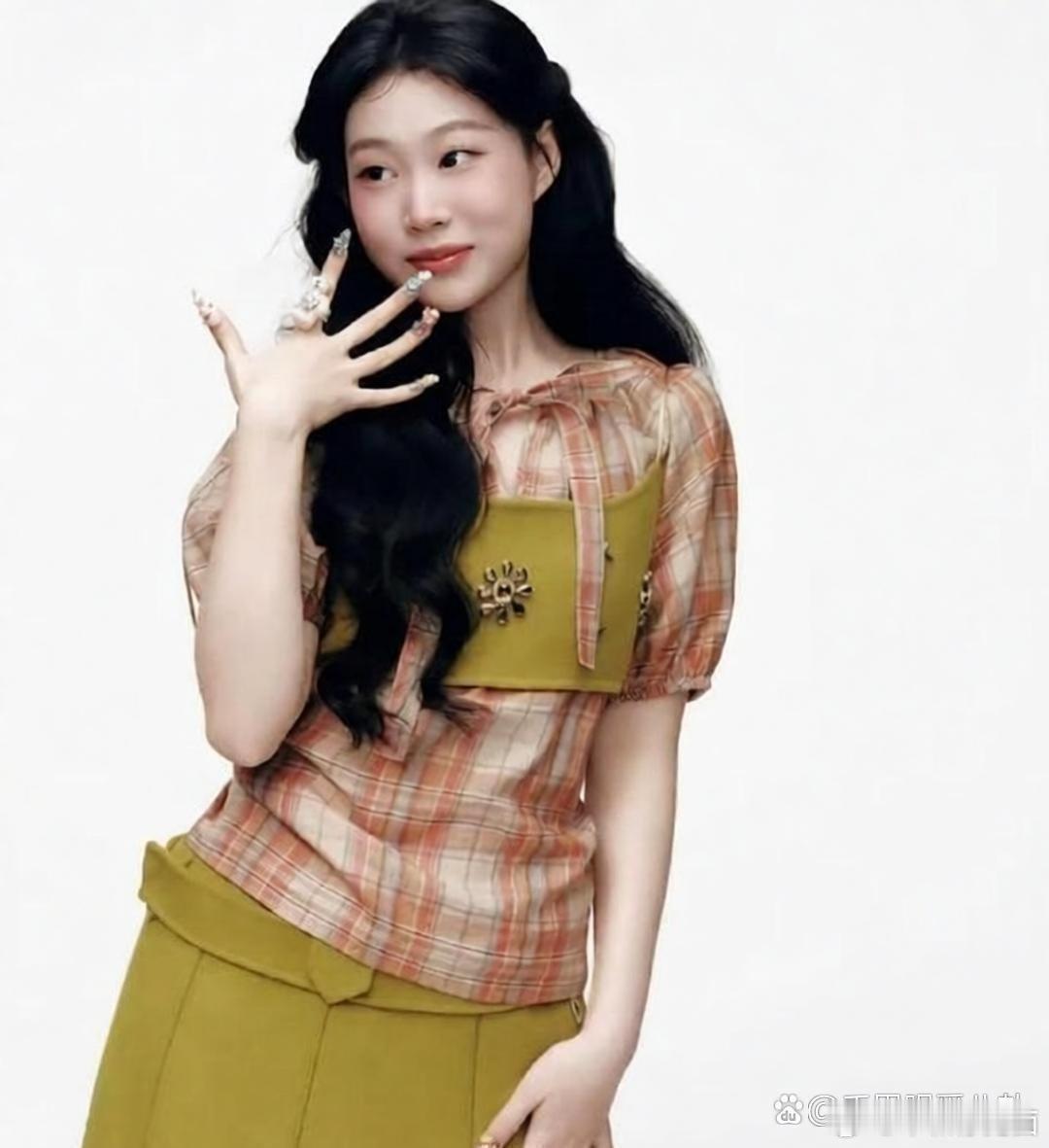 真的越看越舒服，小沈阳的女儿沈佳润这已经是第三次登上杂志了。这次她卸掉了所有厚重