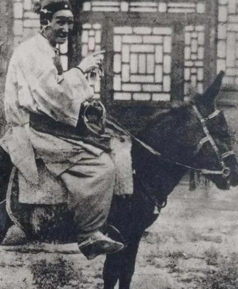 慈禧看戏，突然一个戏子说：“我这个假皇帝还有座儿，瞧那个真皇帝，只能站着。”百官