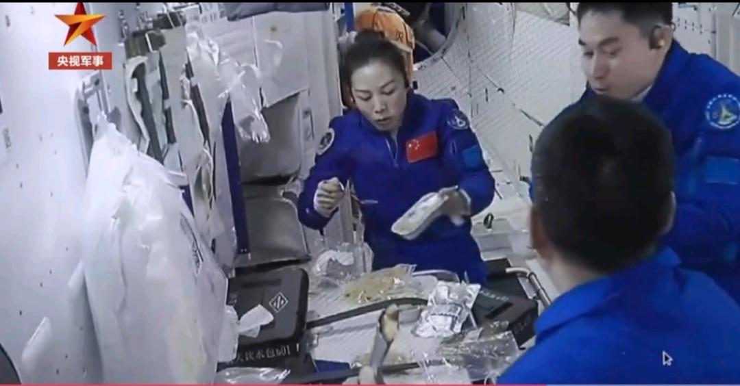 当年神州十三号飞船上天时，有网友给P了一张烧烤图，想让航天员吃的种类多一些。如今