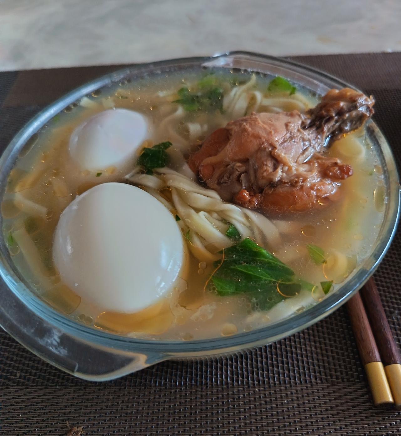 今天有两场1/4决赛，英格兰对挪威，阿根廷对瑞士。两场球看下来将近要5个小时