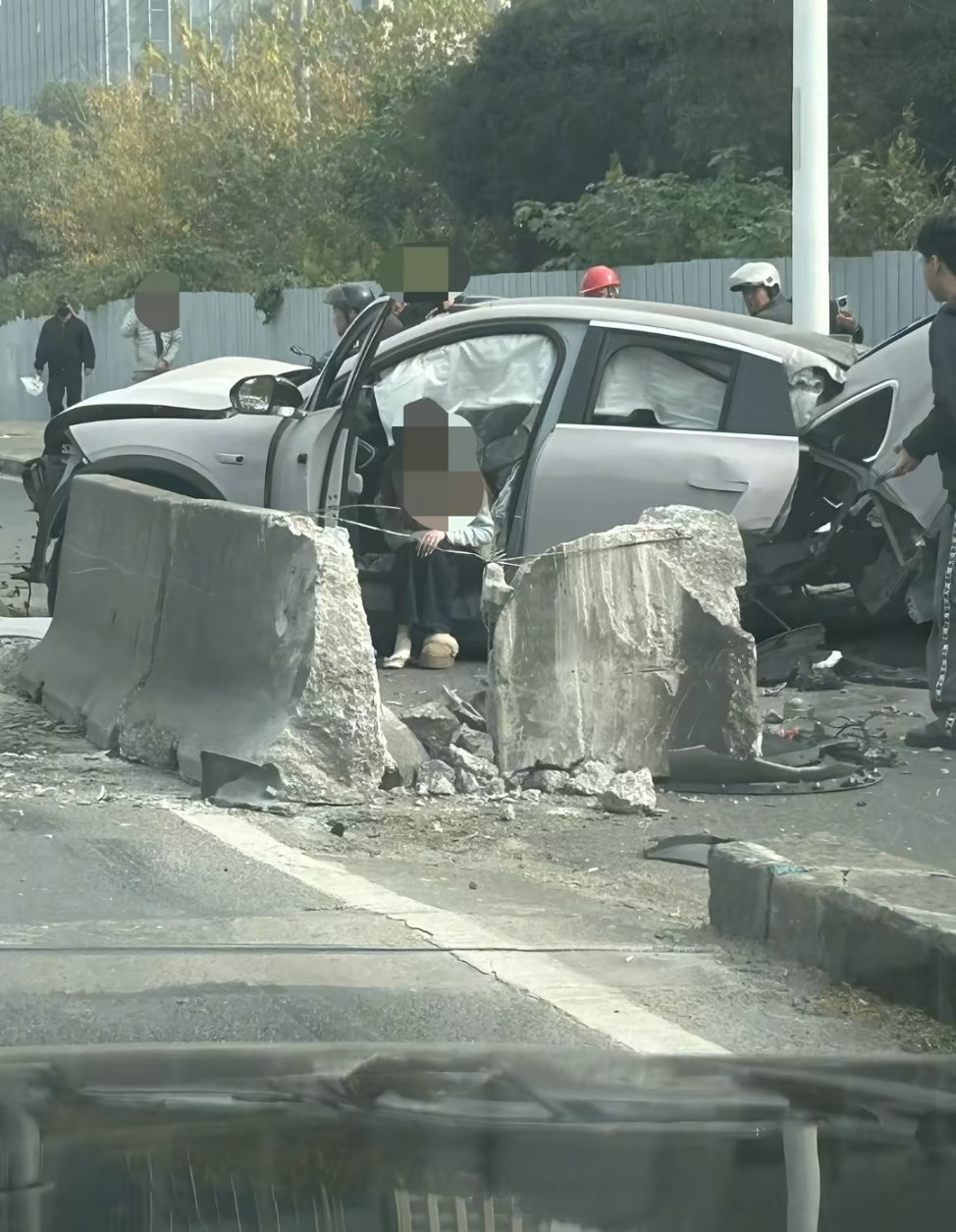 蔚来回应一EC6碰撞后车体断裂这个石墩切面就看到上部两根钢筋，强度不高的，混凝土