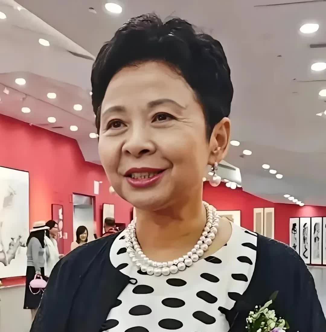 你还认识她吗？曾经的顶流！你可能会说：不就是一位大妈吗？大妈就大