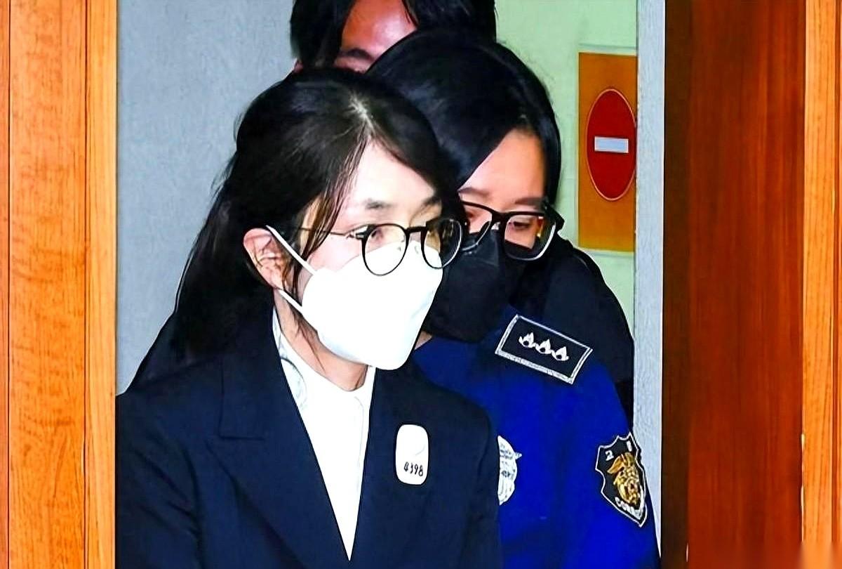 他住四楼，她住三楼。同一栋楼，同一场审判，却是两个世界。中午的盒饭，都是不同