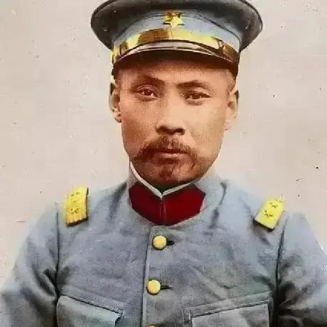 李鸿章携袁世凯初次拜谒左宗棠，左宗棠只瞥一眼他端茶杯的姿势，随即凑近亲信耳边说了一句话，这句话后来竟