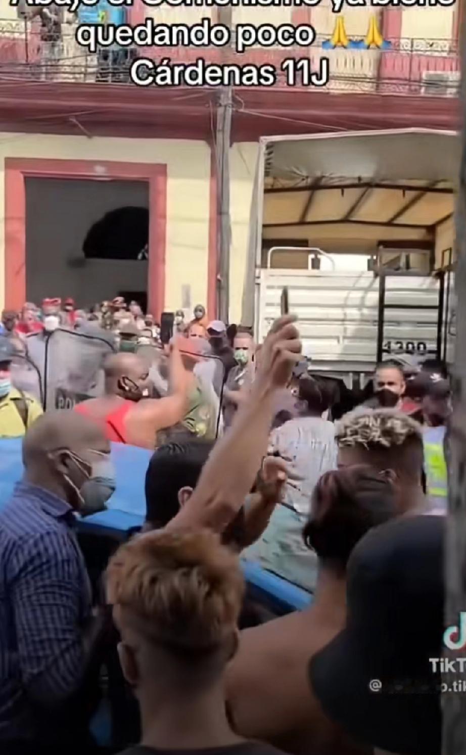 古巴民众冲击政府闯入办公大楼，进行抗议，古巴首都哈瓦那已经断电好几天。很快五个就